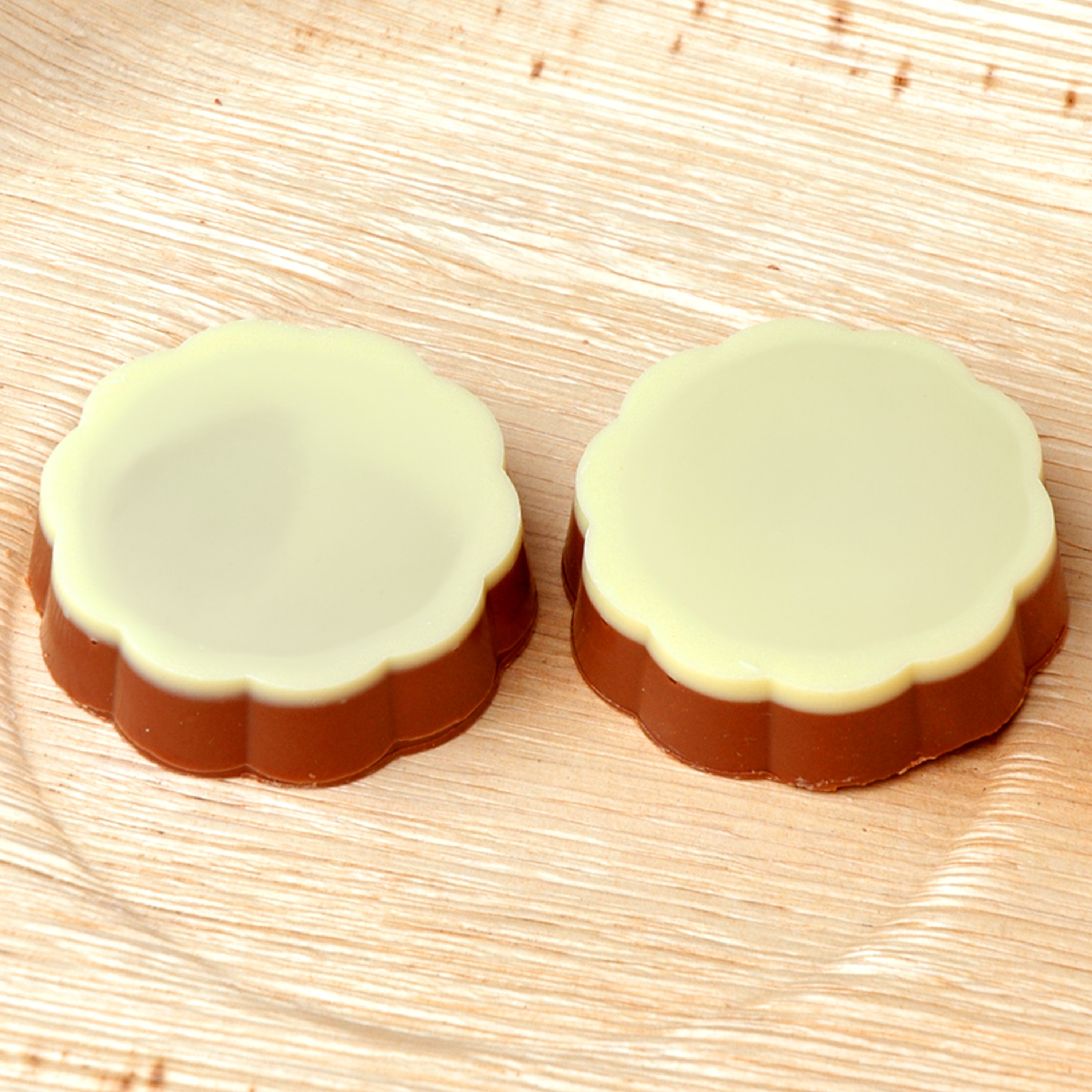 Deluxe Belgian Logo Rosette Bonbon - Castle Combe - Winfrith Newburgh